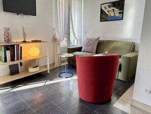 Huoneisto, kaupunkinäköala | Oleskelualue | 15–tuumainen taulutelevisio, jossa kaapelikanavat