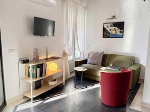 Appartement, vue ville | Coin séjour | Télévision à écran plat de 15 pouces avec chaînes par câble