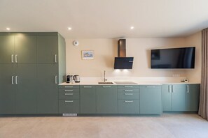 Refrigerador, microondas, lavavajillas y cafetera y tetera 