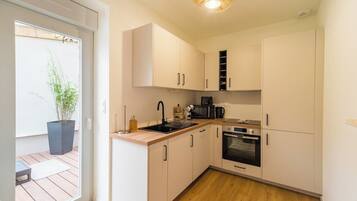 Réfrigérateur, micro-ondes, four, cafetiÚre/bouilloire