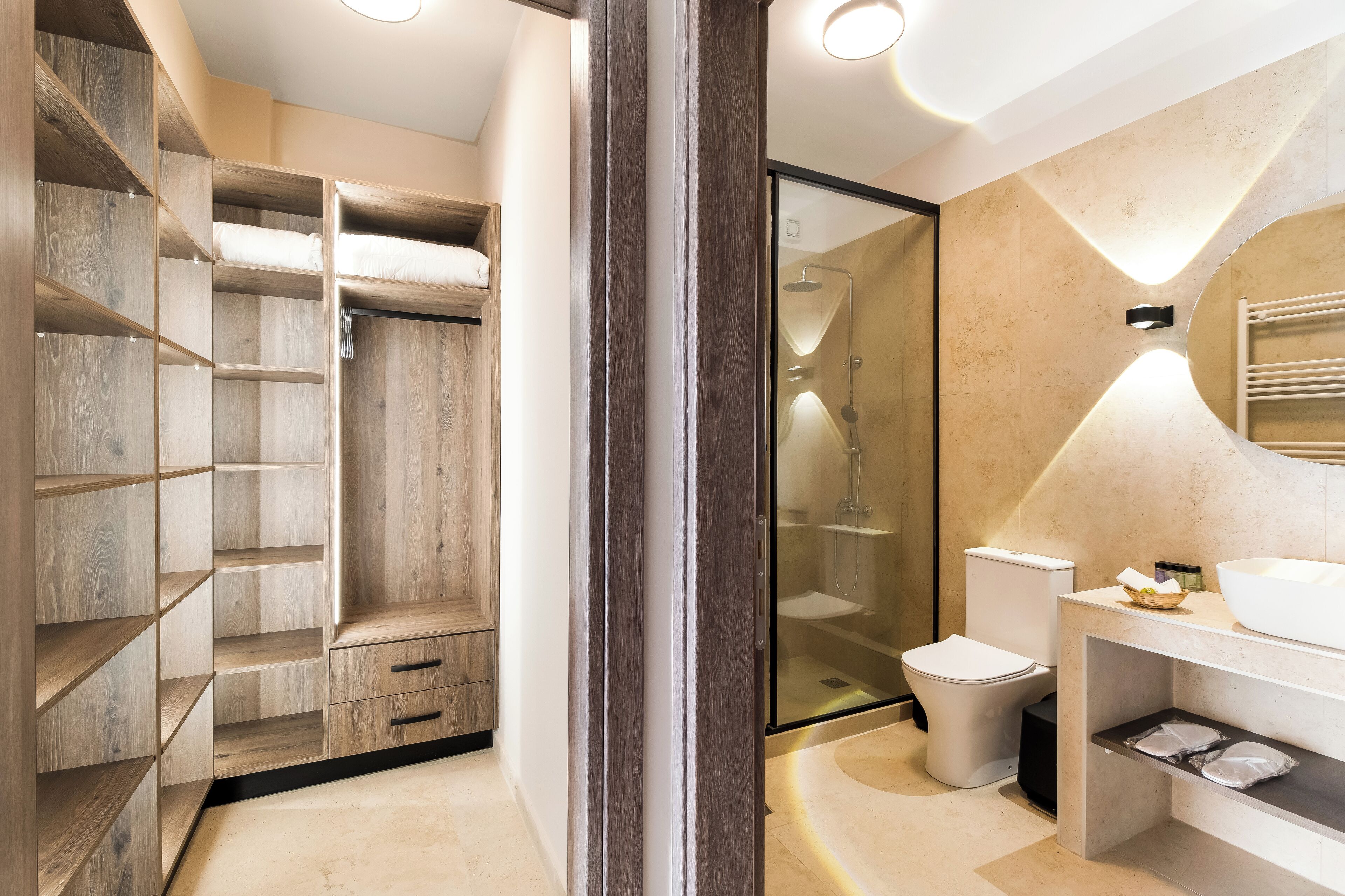 Une salle de bain moderne dotée d’une douche à l’italienne, de toilettes et d’un meuble-lavabo.