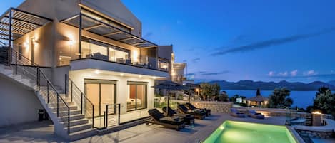 Villa | Een laptopwerkplek, geluiddichte muren, een strijkplank/strijkijzer