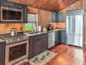 Private kitchen - Lakeside Lodge - Springview Cottage on 7th Lake (Inlet)