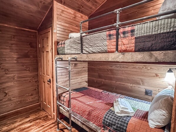 2 bedrooms, WiFi (free), bed sheets