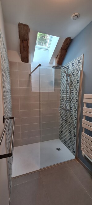 Dusche, Haartrockner, Handtücher, Seife