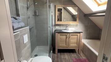 Een haardroger, handdoeken, zeep, shampoo