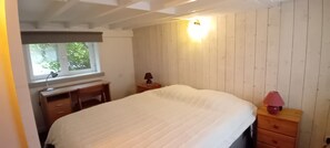 3 quartos, escrivaninha, ferros/tábuas de passar roupa, berço de viagem