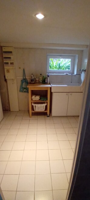 Micro-ondes, four, plaque de cuisson, cafetière/bouilloire