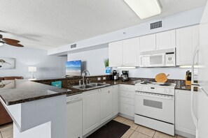 Fridge, microwave, oven, stovetop - DP 402: Shells, Surf & Sea Turtles (Fort Walton Beach)