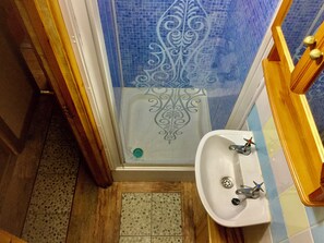 Een douche, een haardroger, handdoeken, zeep