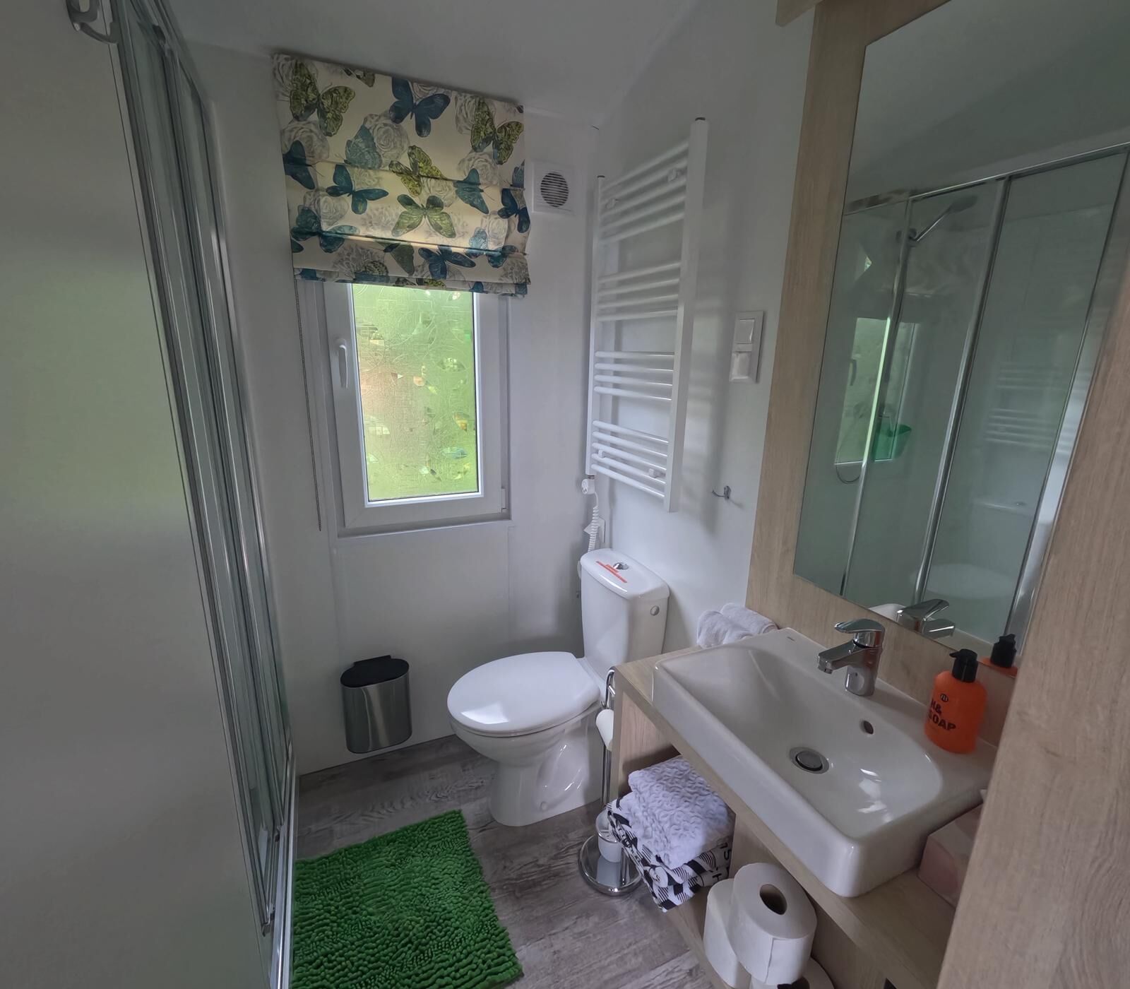 Dusche, Haartrockner, Handtücher, Seife