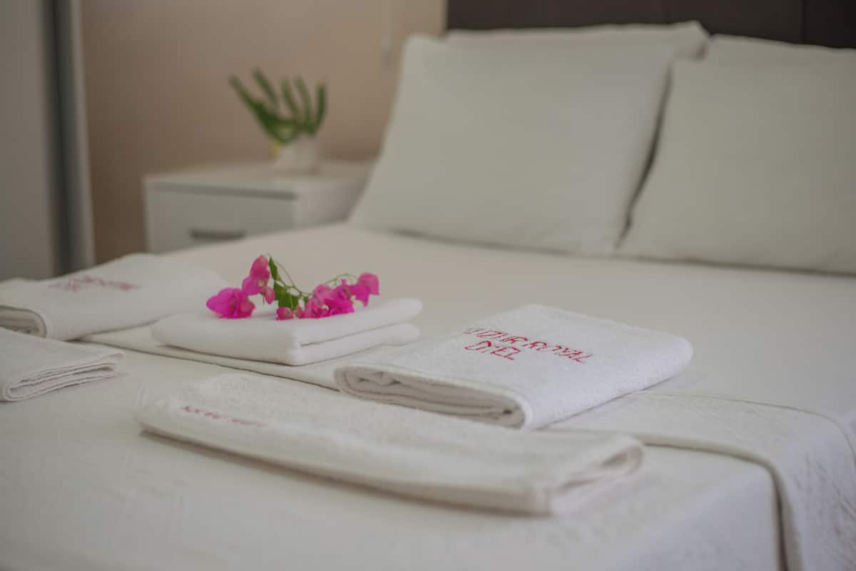 Deluxe Room, Balcony | Peti besi dalam bilik, seterika/papan seterika, Wi-fi percuma