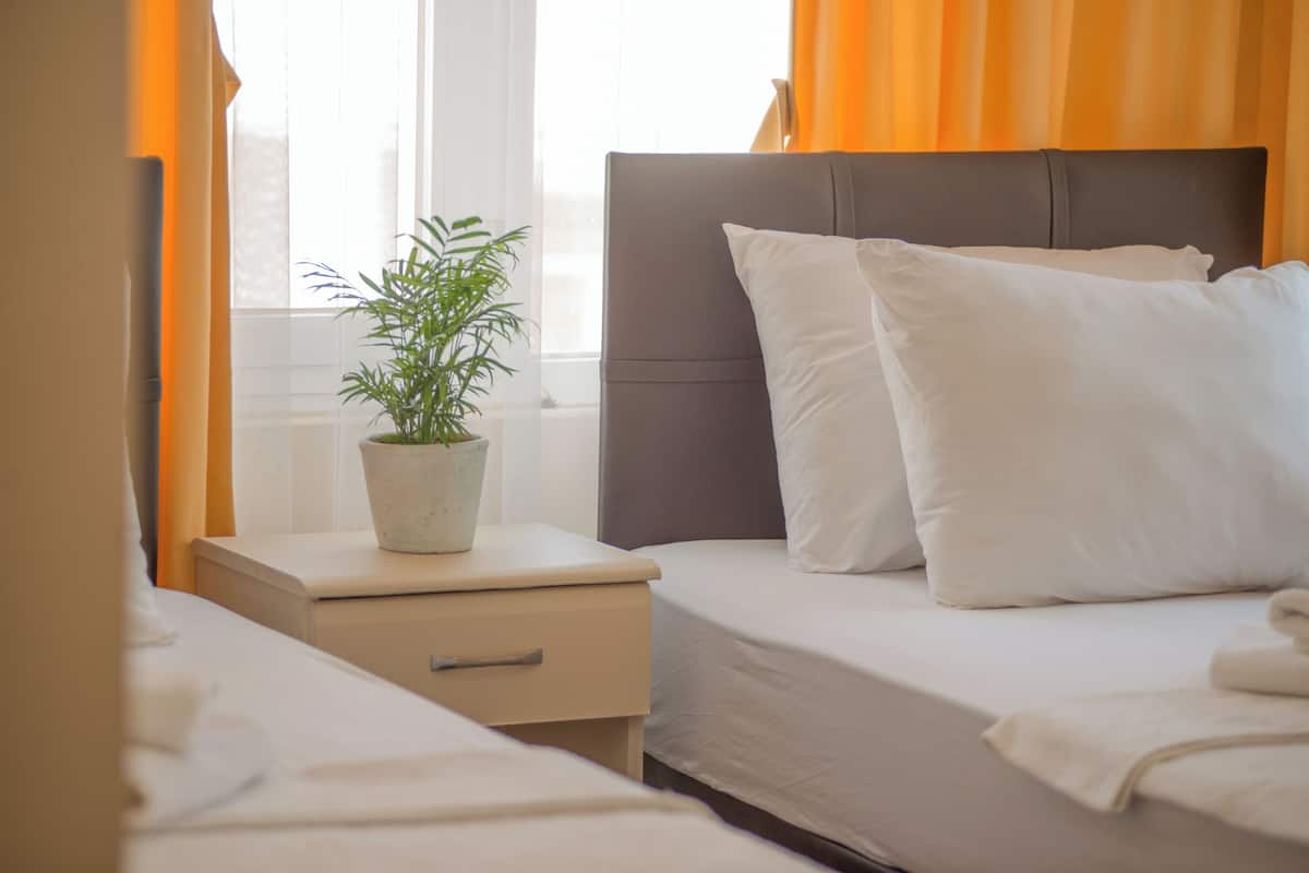 Classic Quadruple Room, Balcony | Peti besi dalam bilik, seterika/papan seterika, Wi-fi percuma