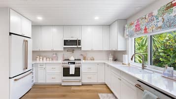 Microondas, horno, placa de cocina y lavavajillas