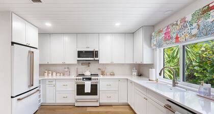 Salt & Sand on Catamaran - Pool, Patio, Walk to River - Near Beach & Downtown