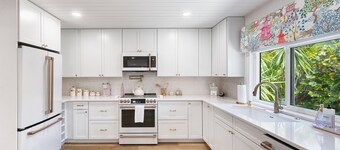 Salt & Sand on Catamaran - Pool, Patio, Walk to River - Near Beach & Downtown