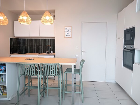 Microondas, horno, placa de cocina y lavavajillas