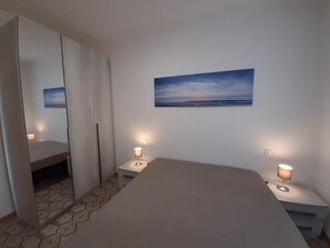 2 slaapkamers, een strijkplank/strijkijzer