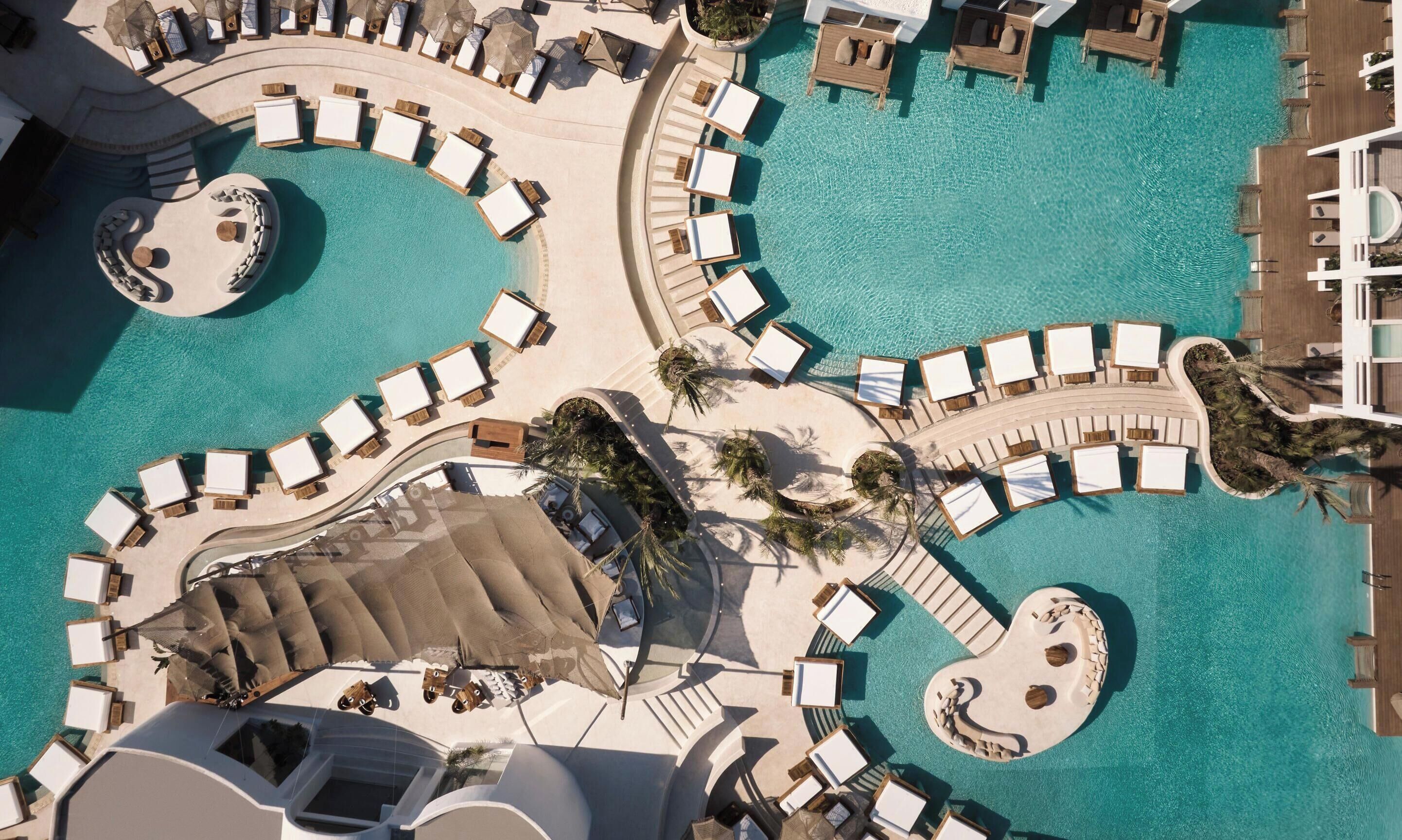 3 piscines extérieures