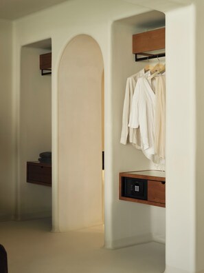 Suíte júnior, sacada, vista para a piscina | Cofres nos quartos, cortinas blackout, Wi-Fi de cortesia