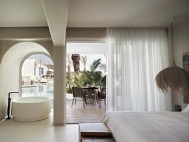 Superior Tek Büyük Yataklı Oda, Balkon, Havuz Manzaralı | Oturma alanı