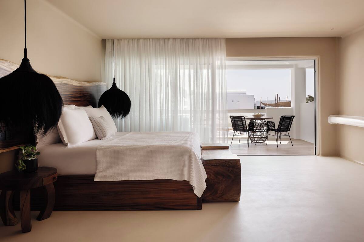 Premium Suite | Free minibar, in-room safe, blackout curtains, free WiFi