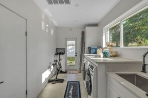 Mikrovågsugn, spishäll och diskmaskin