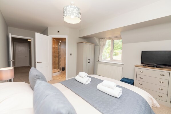 4 bedrooms, iron/ironing board, WiFi, bed sheets