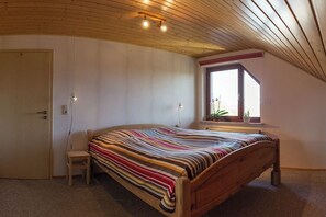 2 bedrooms, iron/ironing board, travel cot, WiFi