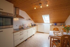 Kylskåp, mikrovågsugn, ugn och spishäll