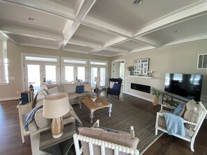 Smart-TV, Kamin, Tischtennisplatte, Bücher