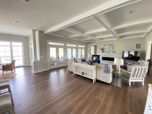 Smart TV, lareira, mesa de pingue-pongue, livros