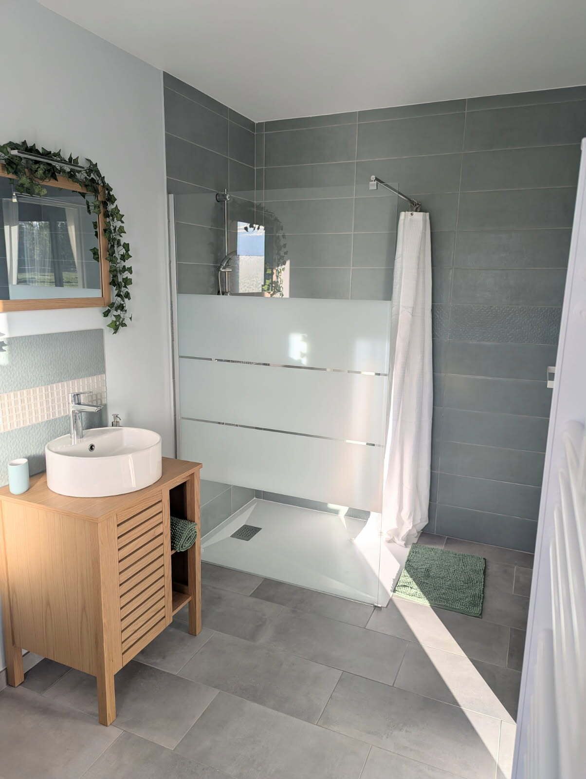 Een douche, een haardroger, toiletpapier