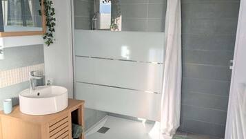 Een douche, een haardroger, toiletpapier