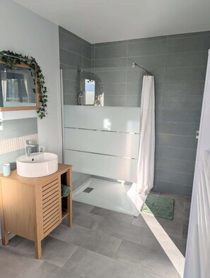 Dusche, Haartrockner, Toilettenpapier