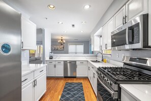 Microwave, dishwasher, coffee/tea maker - Sanibel Circle 3818 Townhouse (Rehoboth Beach)