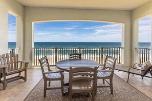 Outdoor dining - Renovated top floor direct oceanfront penthouse Cinnamon Beach condo 862! (Palm Coast)