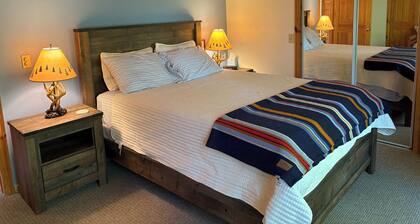 Elk Ridge at Thunder Bay Golf Resort Chalet. Pet friendly/Hot Tub/Golf Views