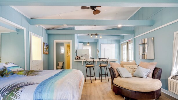 A bedroom with a bed, a sofa, a desk, and two chairs. - 4 Mi to Downtown Chattanooga: Vibrant Studio (Chattanooga)