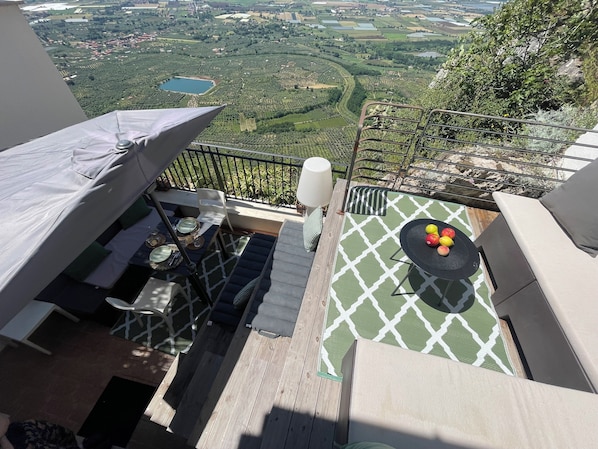 Outdoor dining - The Barn suite with outdoor living and breathtaking views (Norma)