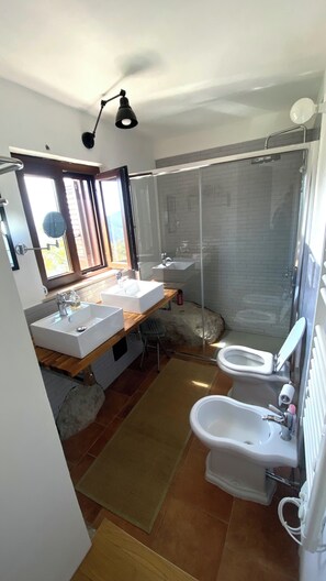Shower, hair dryer, bidet, towels - The Barn suite with outdoor living and breathtaking views (Norma)