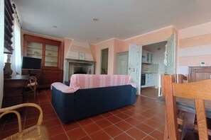 TV, fireplace - Dream by the sea with garden and parking space (Lerici)