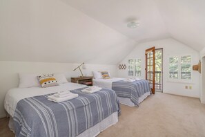 3 bedrooms, WiFi, bed sheets - Boujee Bear Lodge- BLS Access (Arnold)