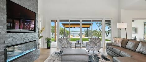 テレビ、暖炉、書斎 / ワークスペース