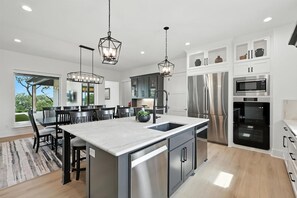 Fridge, microwave, oven, stovetop - Heavenly Retreat – 5BD/5.5BA of Waterfront Living (Gainesville)
