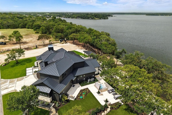 With 5 bedrooms, 5.5 bathrooms, waterfront views, and a backyard built for entertaining, this luxury estate has everything you need for a memorable vacation!