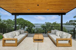 Property grounds - Heavenly Retreat – 5BD/5.5BA of Waterfront Living (Gainesville)