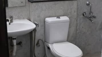 Habitación Confort doble, balcón, vistas al parque | Baño | Ducha, artículos de higiene personal gratuitos, toallas y jabón