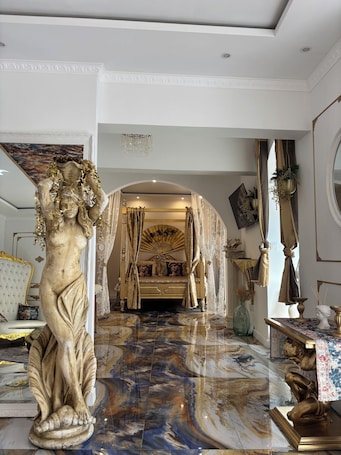 Interior. Suite d'Aphrodite - SPA, hammam,balneo,massage table center Nîmes