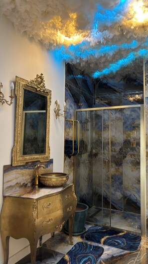 Hair dryer, towels, soap, toilet paper - Suite d'Aphrodite - SPA, hammam,balneo,massage table center Nîmes (Nîmes)